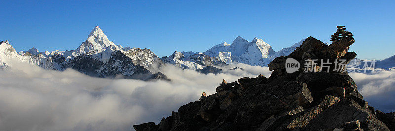 凯恩斯在Kala Patthar，雾海和Ama Dablam山的顶峰。